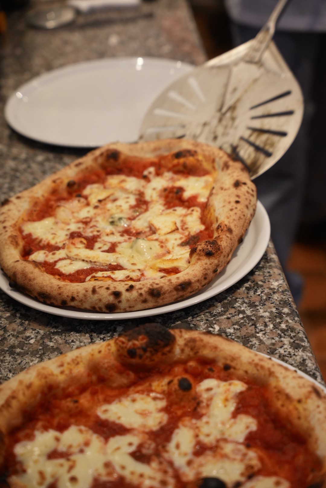 Deux pizzas napolitaines contemporaines au bord boursouflé — méthode transmise par Emeric Provence