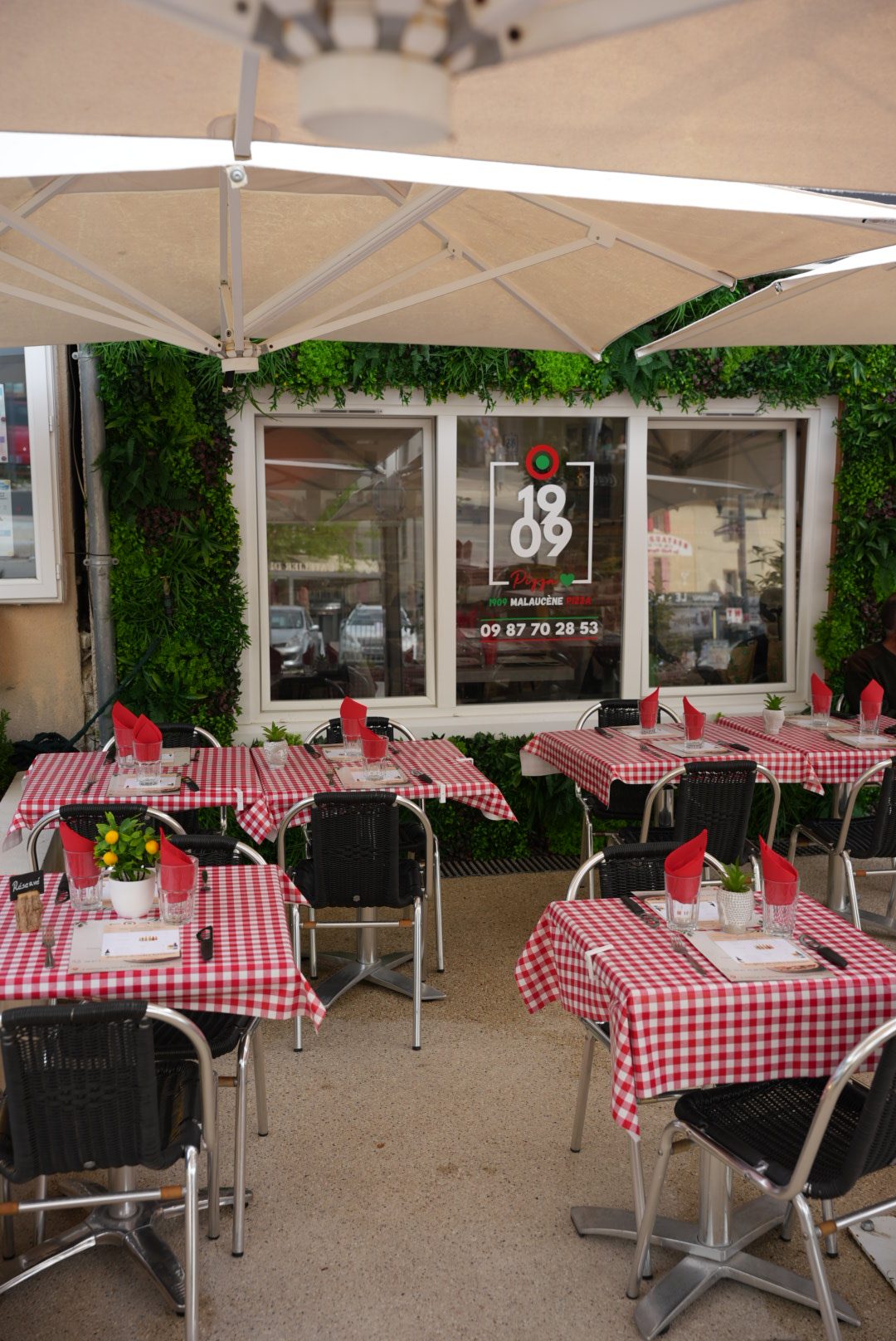 Terrasse avec logo dans la vitrine